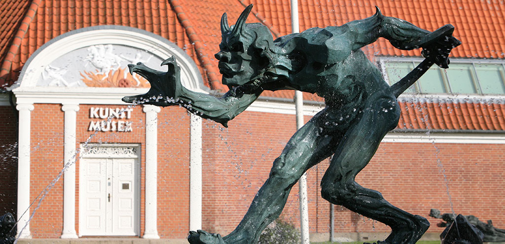 Trolden foran Vejen Kunstmuseum
