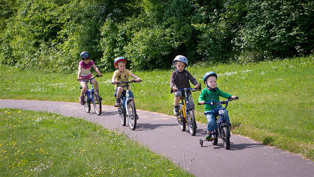 Cyklende børn